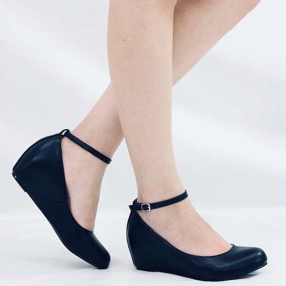 Bosi Shoes - 3/$45💫 NWT. 💙 Blue Genuine Leather Wedges